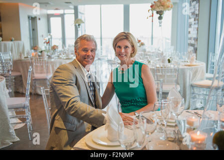 Caucasian couple smiling in restaurant Banque D'Images