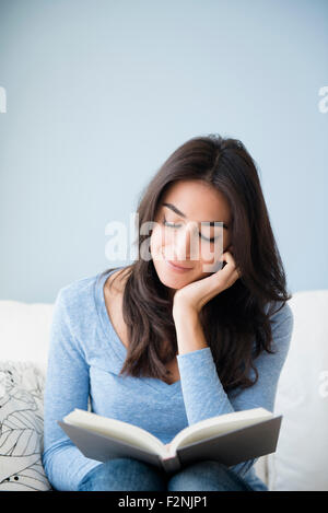 Close up of young woman on sofa Banque D'Images