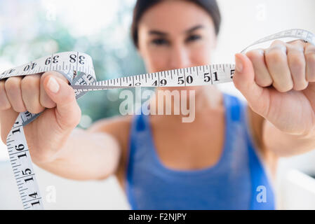 Woman ruban à mesurer Banque D'Images