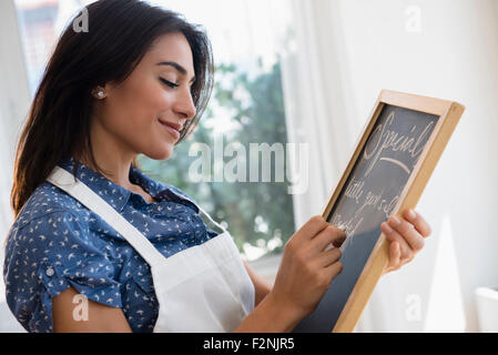 L'écriture femme promotions sur cafe chalkboard Banque D'Images