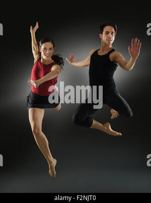 Danseurs hispaniques sautant en l'air Banque D'Images