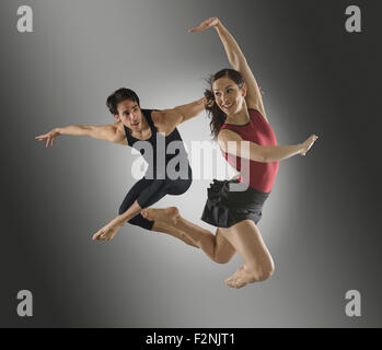 Danseurs hispaniques sautant en l'air Banque D'Images