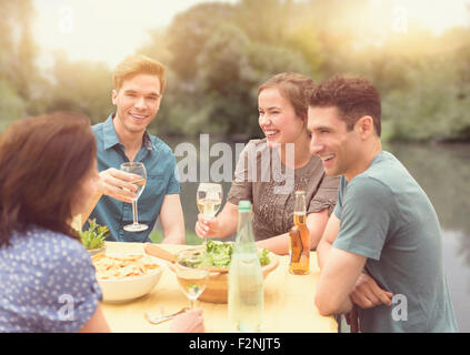 Friends having dinner party in backyard Banque D'Images