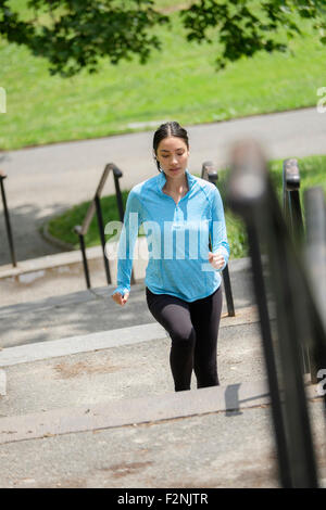 Hispanic woman jogging le city Banque D'Images