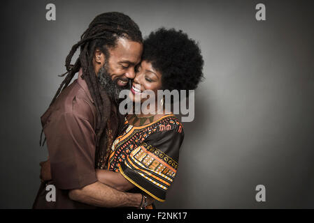 Close up of smiling couple hugging Banque D'Images