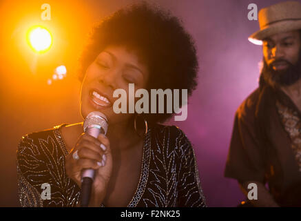 Musicien et chanteur performing on stage Banque D'Images