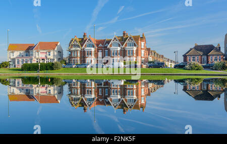 Ses bâtiments reflétant dans l'eau à Oyster Pond à Littlehampton, West Sussex, Angleterre. Banque D'Images
