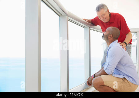 Père et fils debout sur balcon Banque D'Images