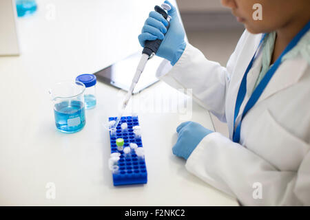 Mixed Race scientist prélever dans le tube in laboratory Banque D'Images