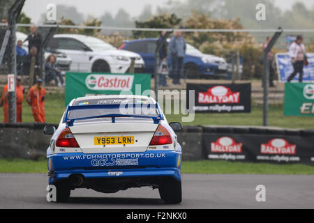 Une Mitsubishi Evo sur la voie du circuit à Castle Combe Rallyday. Banque D'Images