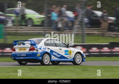 Une Mitsubishi Evo sur la voie du circuit à Castle Combe Rallyday. Banque D'Images