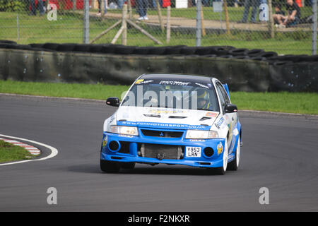 Une Mitsubishi Evo sur la voie du circuit à Castle Combe Rallyday. Banque D'Images