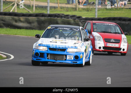 Une Mitsubishi Evo sur la voie du circuit à Castle Combe Rallyday. Banque D'Images