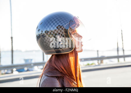 Caucasian woman wearing casque de moto Banque D'Images