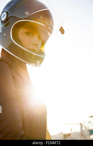 Caucasian woman wearing casque de moto Banque D'Images