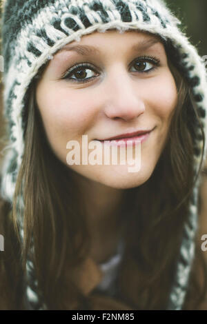 Close up of smiling Caucasian woman wearing hat tricoté Banque D'Images