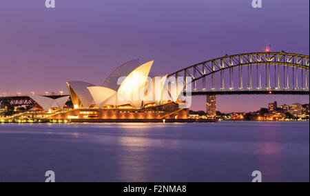 SYDNEY, AUSTRALIE, 10 juillet 2015 - Opéra de Sydney et le Harbour Bridge de Sydney au coucher du soleil. Emblématiques et célèbres de Banque D'Images