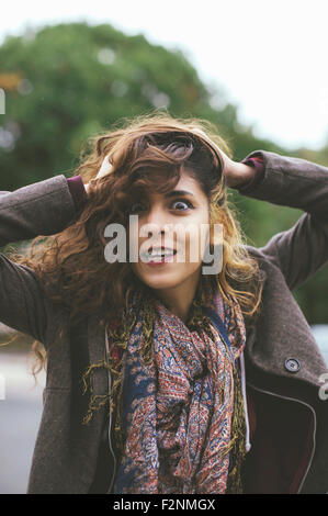 Middle Eastern woman tossing ses cheveux à l'extérieur