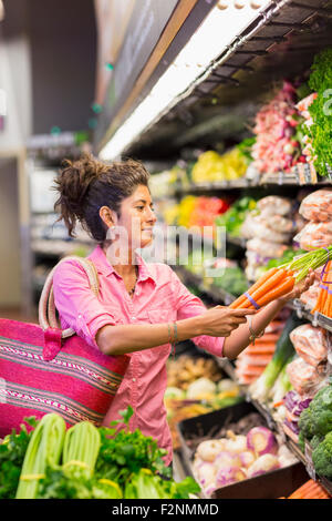 Hispanic woman shopping at grocery store Banque D'Images