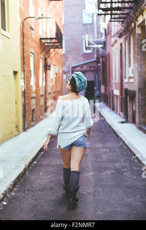 Caucasian woman walking in urban ruelle Banque D'Images