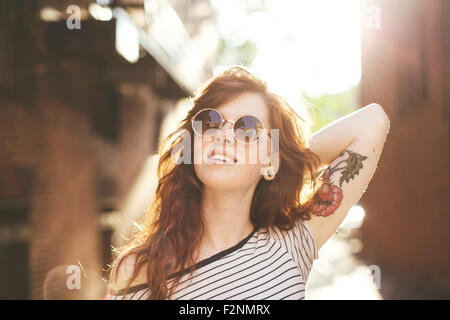 Young woman posing in city Banque D'Images