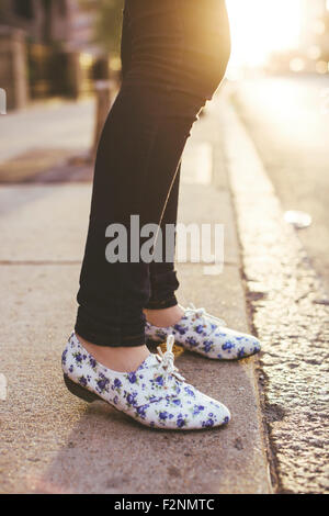 Caucasian woman wearing chaussures à motifs sur les trottoirs de la ville Banque D'Images