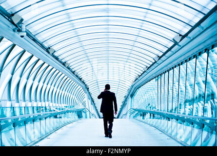 Caucasian businessman talking on cell phone in tunnel Banque D'Images