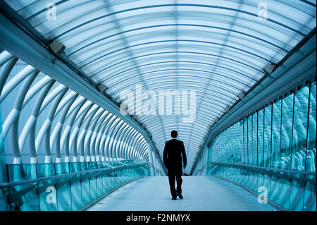 Caucasian businessman walking in tunnel Banque D'Images