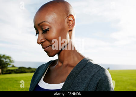 African American Woman smiling in park Banque D'Images