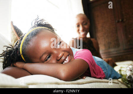 Black girl laying on sofa Banque D'Images