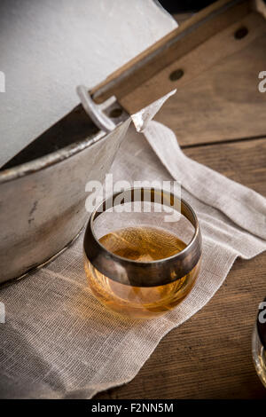 Verres à Cocktail et un bloc de glace sur la table Banque D'Images
