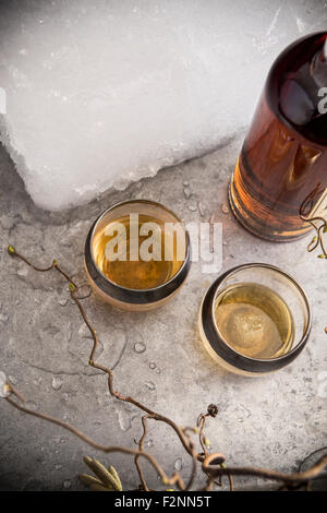 Verres à Cocktail et un bloc de glace sur la table Banque D'Images