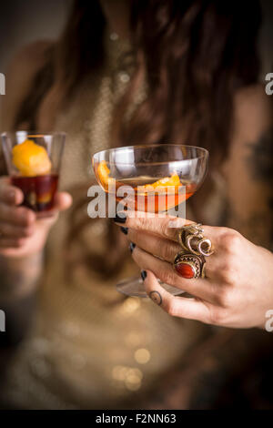 Close up of Caucasian women drinking cocktails Banque D'Images