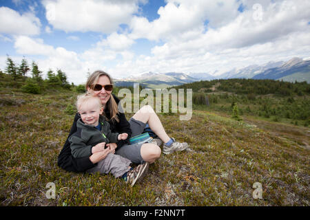 Caucasian mother sur la colline Banque D'Images