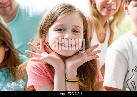 Close up of Caucasian girl smiling en famille Banque D'Images