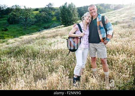 Caucasian couple smiling on hillside Banque D'Images