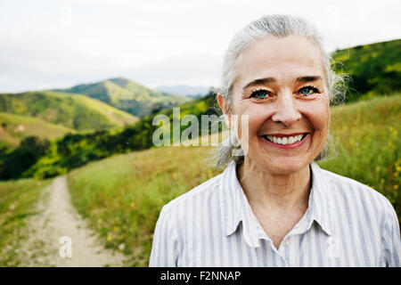 Caucasian woman hiking trail Banque D'Images