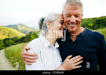 Caucasian couple hugging on sentier de randonnée Banque D'Images