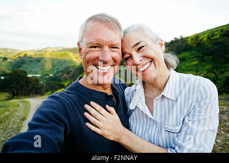 Caucasian couple standing sur sentier de randonnée Banque D'Images