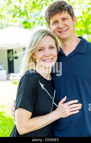 Caucasian couple hugging in backyard Banque D'Images