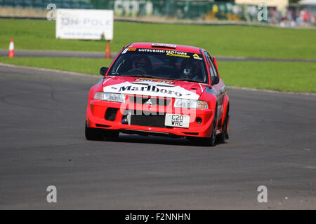 Une Mitsubishi Evo sur la voie du circuit à Castle Combe Rallyday. Banque D'Images