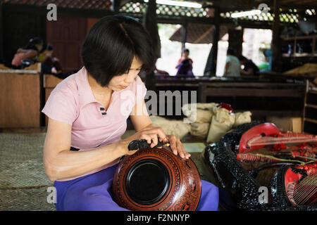 Sculpture artisanale asiatique traditionnel en atelier Banque D'Images