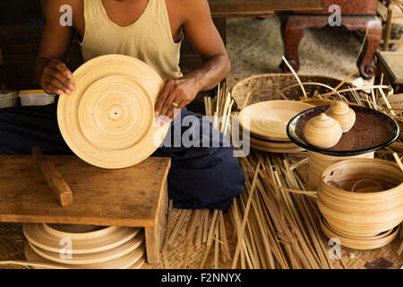 Tissage de paniers traditionnels artisanaux asiatiques en atelier Banque D'Images