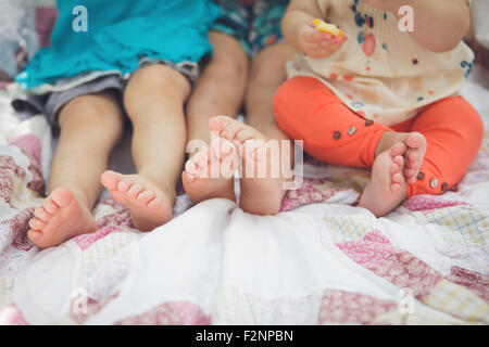 Close up de pieds de frères et sœurs sur blanket Banque D'Images