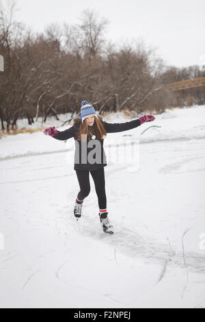 Portrait of teenage girl patinage sur lac gelé Banque D'Images