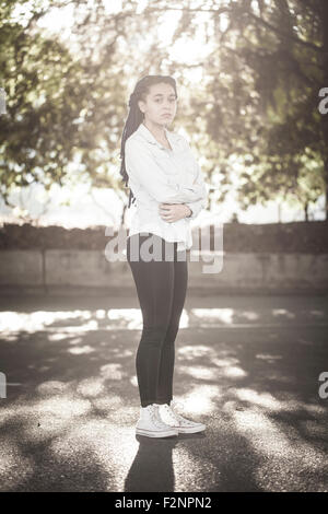 De graves woman standing outdoors Banque D'Images