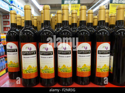 Shanghai, Chine. Août 31, 2015. Vin rouge dynastie qui a été produit à Tianjin (Chine) dans un supermarché à Shanghai, Chine, 31 août 2015. Photo : Jens Kalaene/dpa/Alamy Live News Banque D'Images