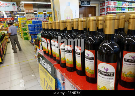 Shanghai, Chine. Août 31, 2015. Vin rouge dynastie qui a été produit à Tianjin (Chine) dans un supermarché à Shanghai, Chine, 31 août 2015. Photo : Jens Kalaene/dpa/Alamy Live News Banque D'Images