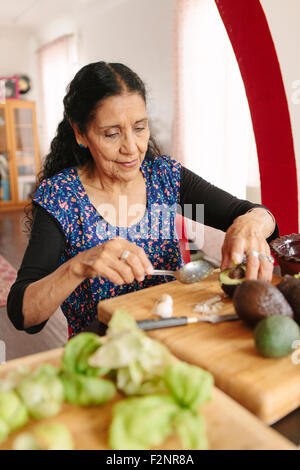 Cuisine la cuisine de Femme hispanique Banque D'Images