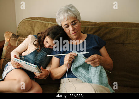 Grand-mère et petite-fille relaxing in living room Banque D'Images